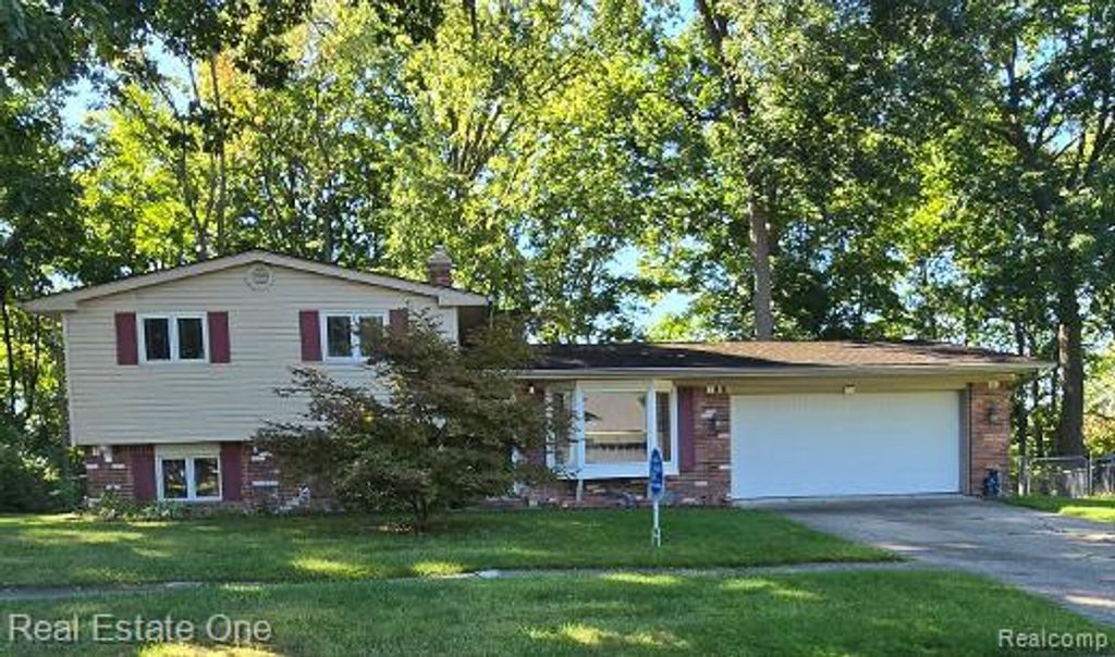 2608 Watonga Drive, Commerce Charter Township, MI 48382