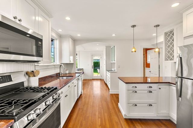 26 Karolyn Circle, Nahant, MA 01908