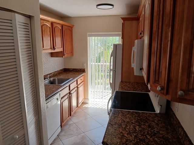 32 NE 22nd Avenue 207, Pompano Beach, FL 33062