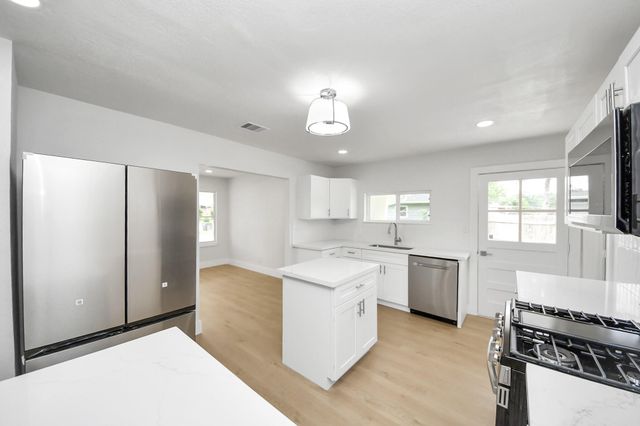5455 N Crooked Creek Drive, Houston, TX 77017