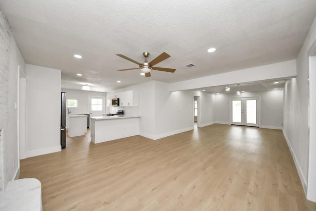 5455 N Crooked Creek Drive, Houston, TX 77017