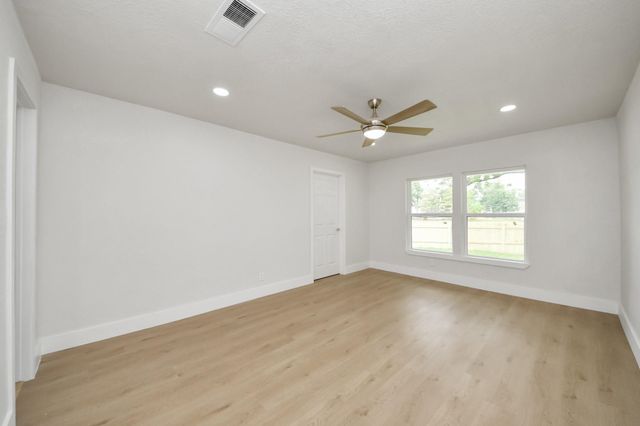 5455 N Crooked Creek Drive, Houston, TX 77017