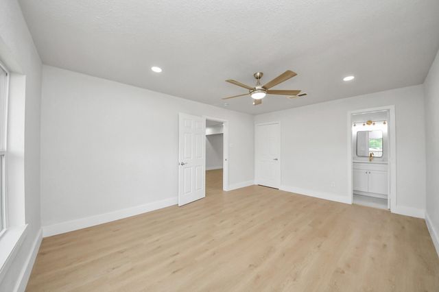 5455 N Crooked Creek Drive, Houston, TX 77017