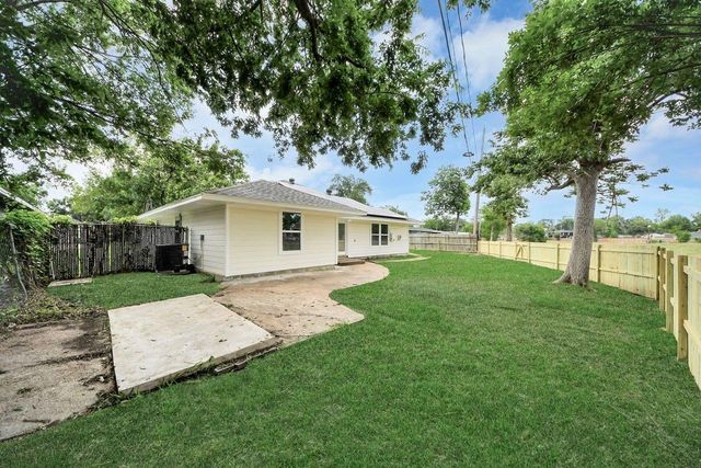 5455 N Crooked Creek Drive, Houston, TX 77017