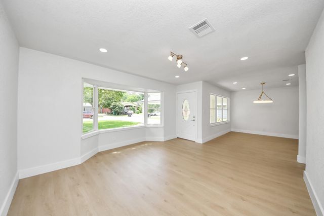 5455 N Crooked Creek Drive, Houston, TX 77017