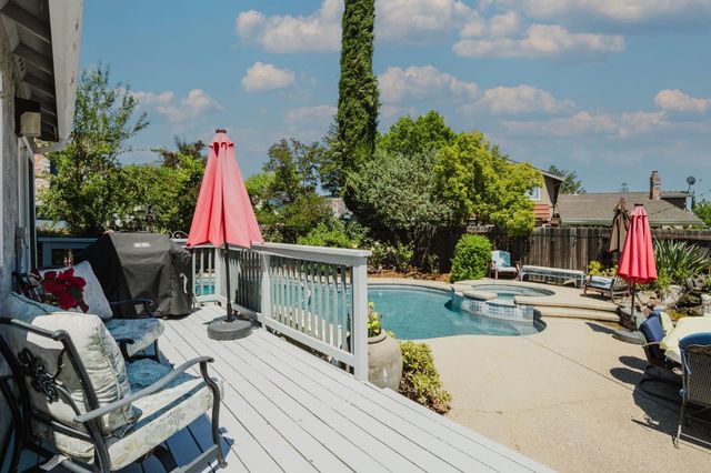 9881 Turtle Dove Ct, Elk Grove, CA 95624
