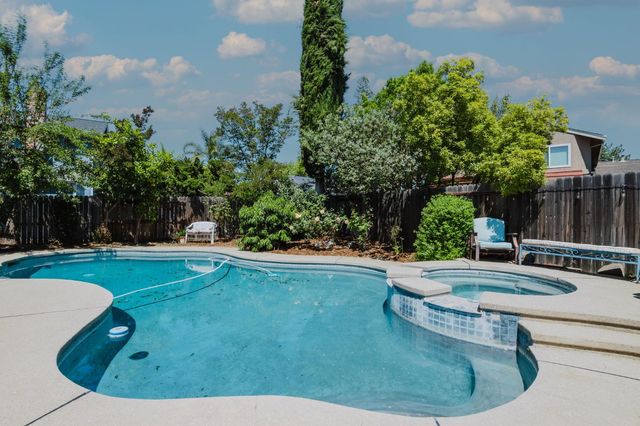 9881 Turtle Dove Ct, Elk Grove, CA 95624