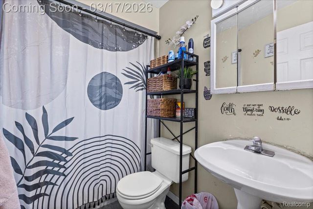 223 Victory Drive, Pontiac, MI 48342