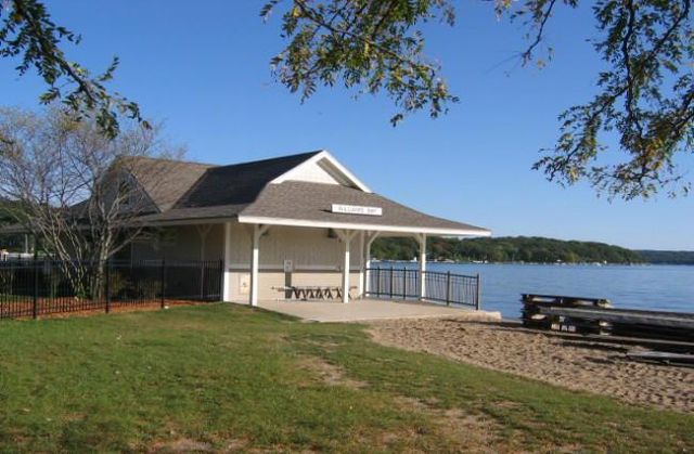 371 Frost DRIVE, Williams Bay, WI 53191