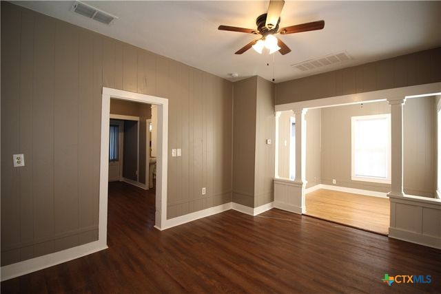 516 E Mountain Street, Seguin, TX 78155