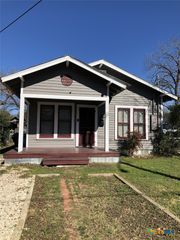516 E Mountain Street, Seguin, TX 78155