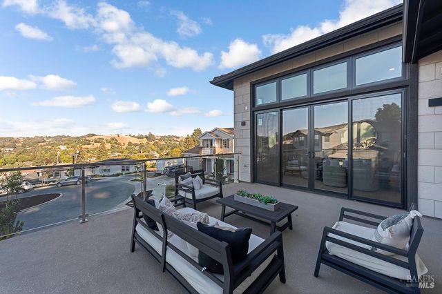 22 Oak Knoll Ct, Petaluma, CA 94952