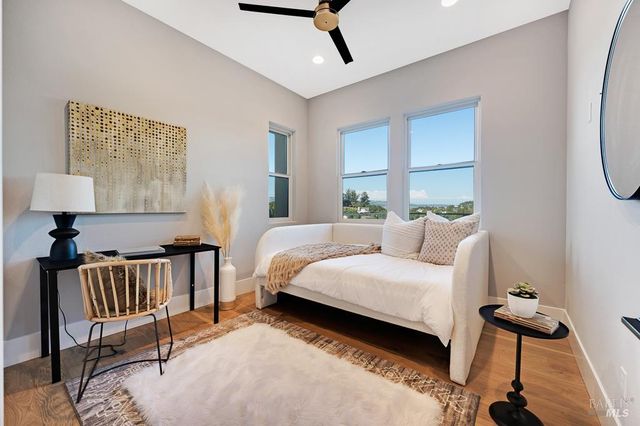 22 Oak Knoll Ct, Petaluma, CA 94952