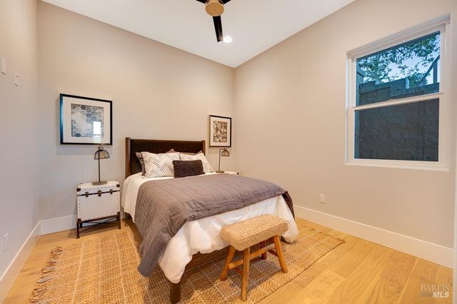 22 Oak Knoll Ct, Petaluma, CA 94952