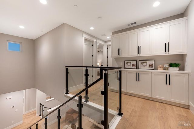 22 Oak Knoll Ct, Petaluma, CA 94952