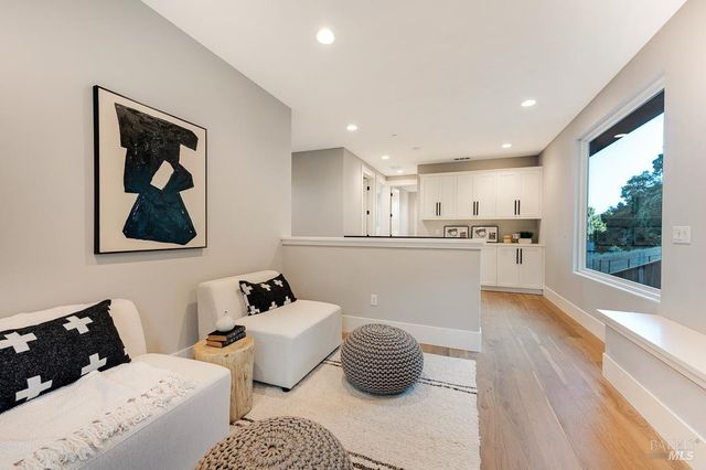 22 Oak Knoll Ct, Petaluma, CA 94952