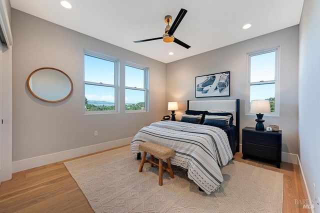 22 Oak Knoll Ct, Petaluma, CA 94952