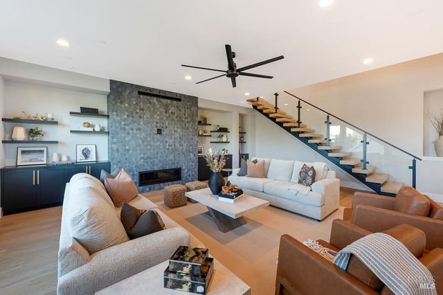 22 Oak Knoll Ct, Petaluma, CA 94952