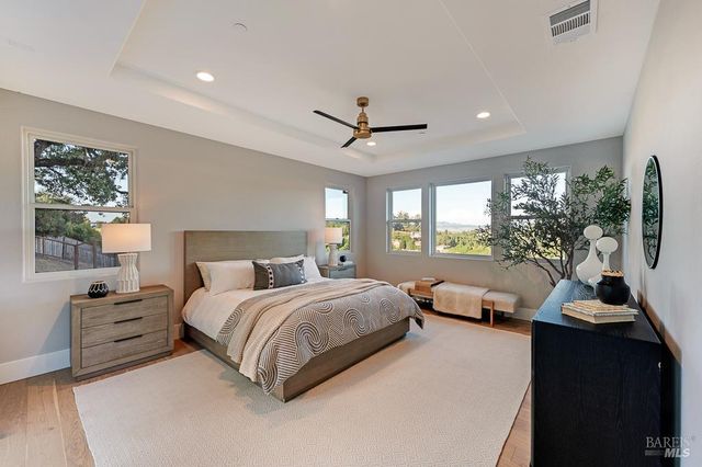 22 Oak Knoll Ct, Petaluma, CA 94952