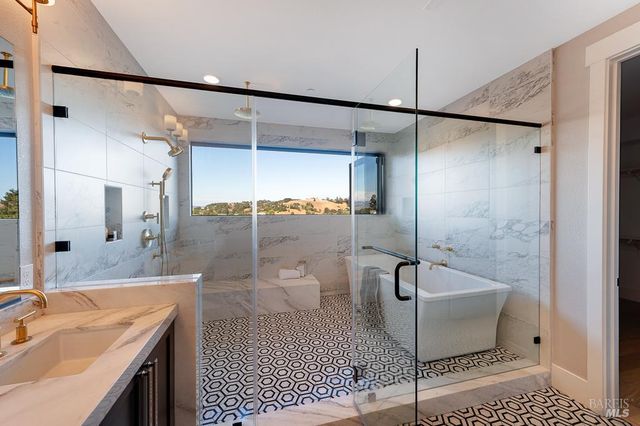 22 Oak Knoll Ct, Petaluma, CA 94952