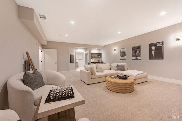 22 Oak Knoll Ct, Petaluma, CA 94952