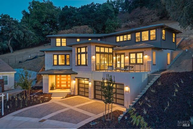 22 Oak Knoll Ct, Petaluma, CA 94952