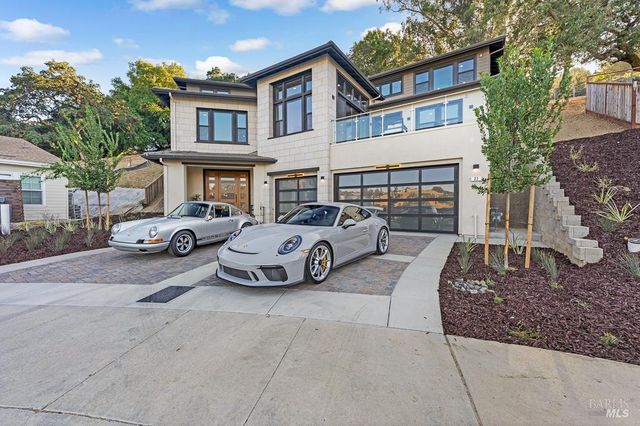 22 Oak Knoll Ct, Petaluma, CA 94952