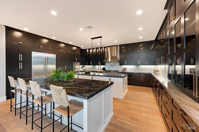 22 Oak Knoll Ct, Petaluma, CA 94952