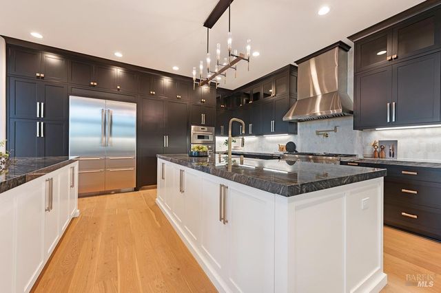 22 Oak Knoll Ct, Petaluma, CA 94952