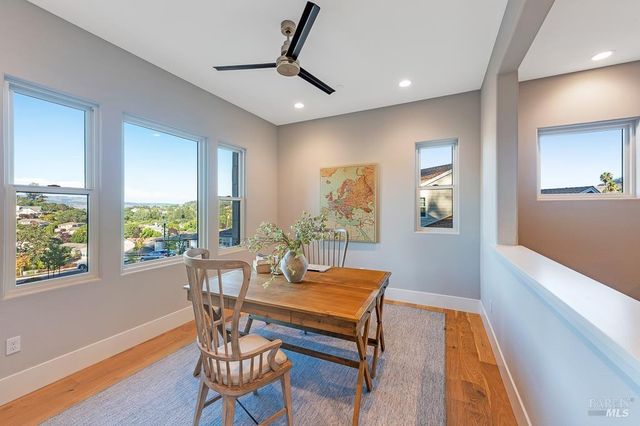 22 Oak Knoll Ct, Petaluma, CA 94952