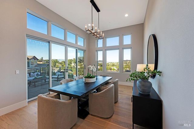 22 Oak Knoll Ct, Petaluma, CA 94952