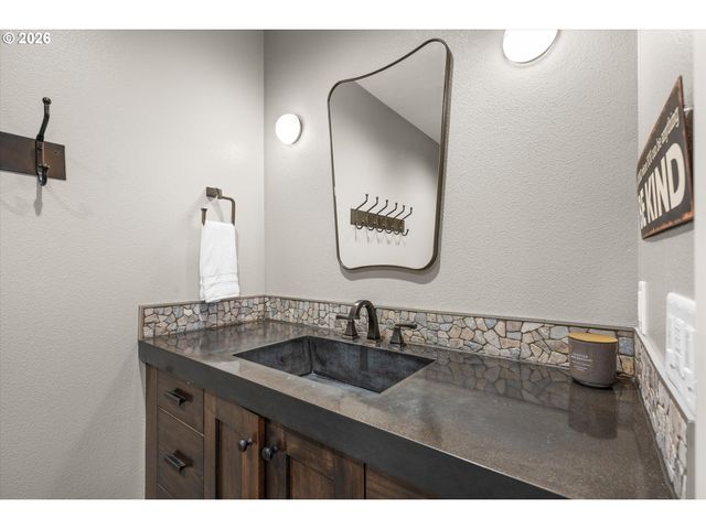 5390 Nw ROANOKE Ln, Portland, OR 97229