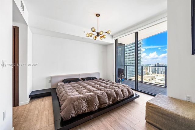 1000 Brickell Plz 2111, Miami, FL 33131