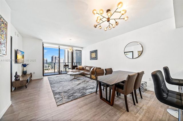 1000 Brickell Plz 2111, Miami, FL 33131