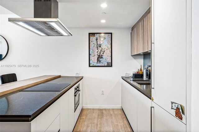 1000 Brickell Plz 2111, Miami, FL 33131