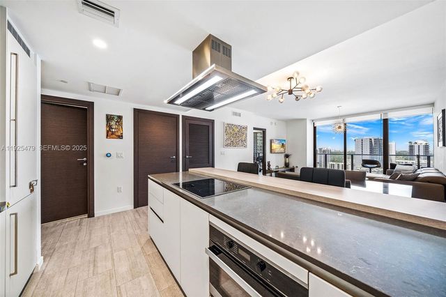 1000 Brickell Plz 2111, Miami, FL 33131