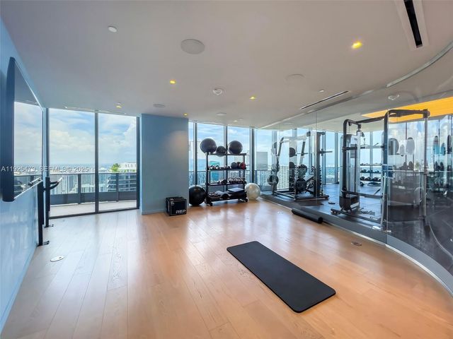 1000 Brickell Plz 2111, Miami, FL 33131