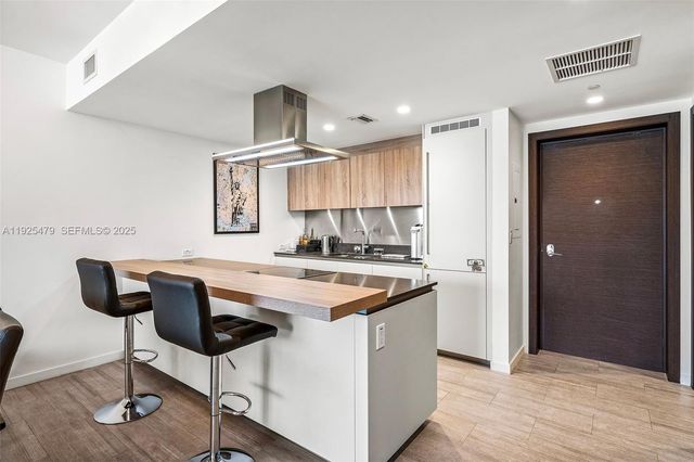 1000 Brickell Plz 2111, Miami, FL 33131