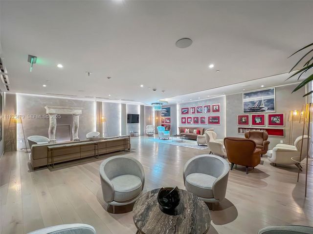 1000 Brickell Plz 2111, Miami, FL 33131