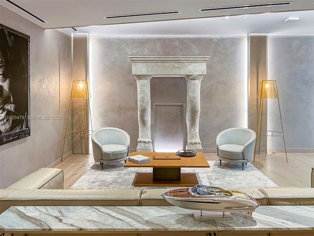 1000 Brickell Plz 2111, Miami, FL 33131