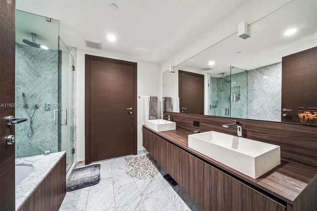 1000 Brickell Plz 2111, Miami, FL 33131