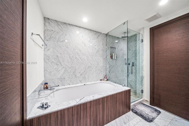 1000 Brickell Plz 2111, Miami, FL 33131