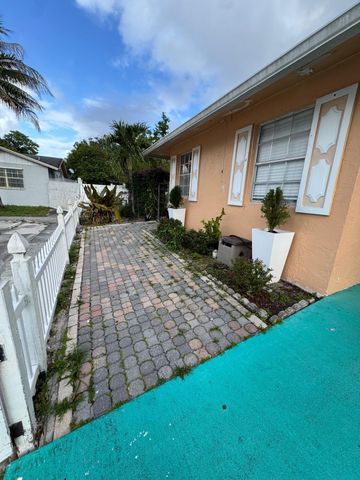 966 Sumter Road E, West Palm Beach, FL 33415