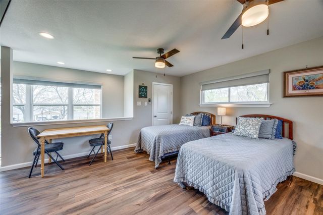 810 Kiowa Drive E, Lake Kiowa, TX 76240