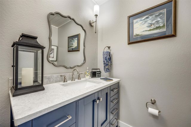810 Kiowa Drive E, Lake Kiowa, TX 76240