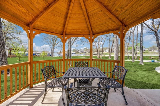 810 Kiowa Drive E, Lake Kiowa, TX 76240