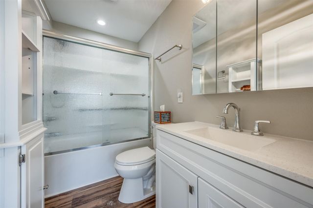 810 Kiowa Drive E, Lake Kiowa, TX 76240