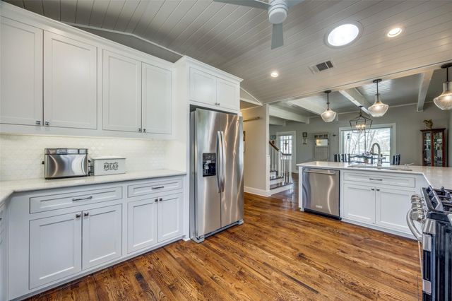 810 Kiowa Drive E, Lake Kiowa, TX 76240