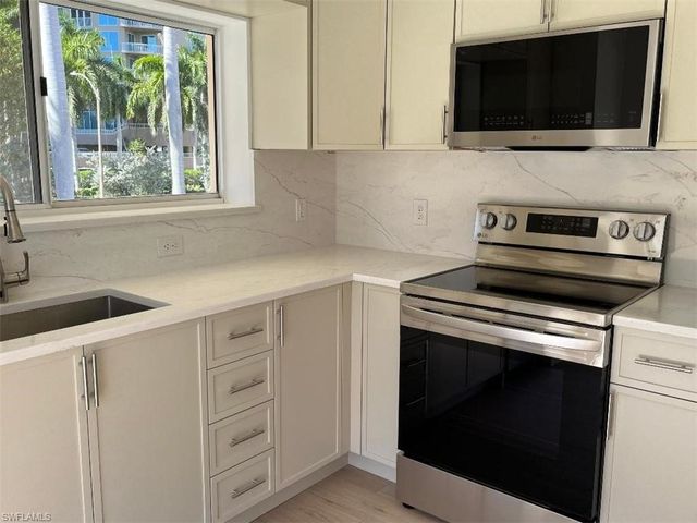 4530 Gulf Shore Blvd N Apt 112, Naples, FL 34103
