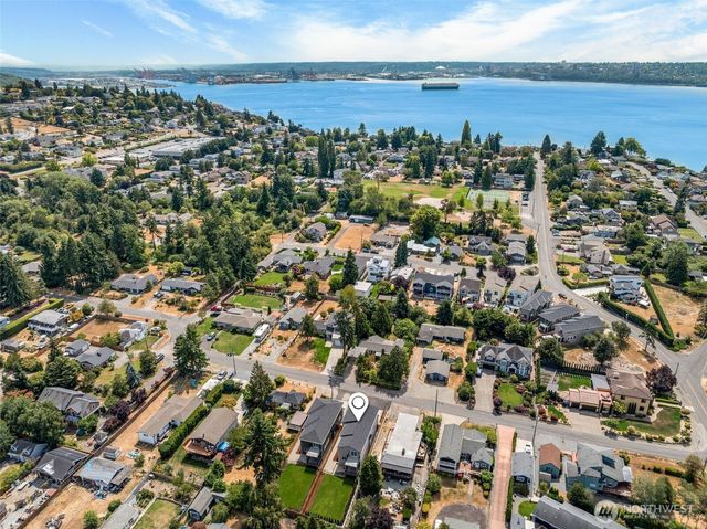 425 Ton-A-Wan-Da Avenue NE, Tacoma, WA 98422